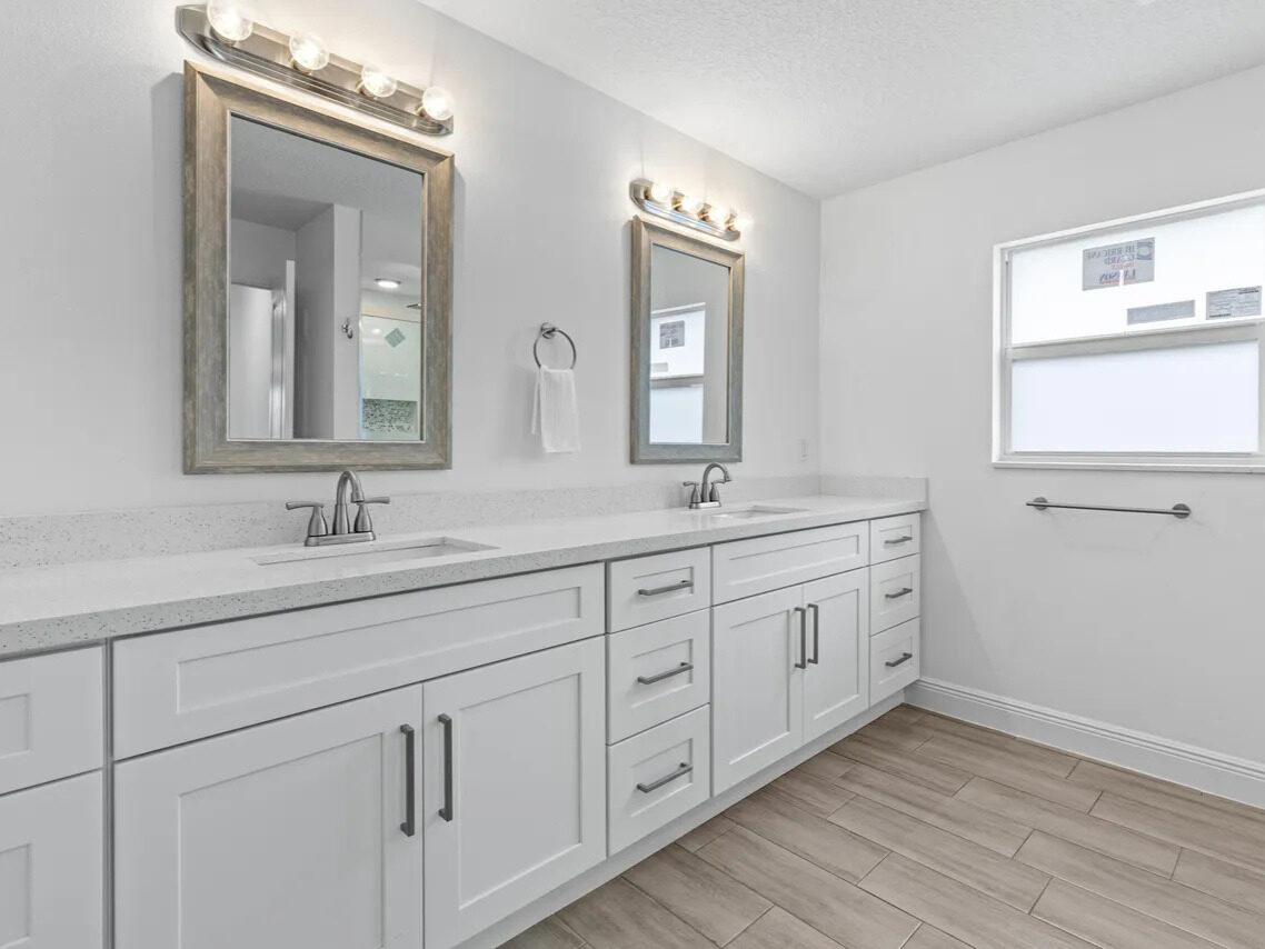 Master bathroom with double vanity, quartz countertop and modern fixtures