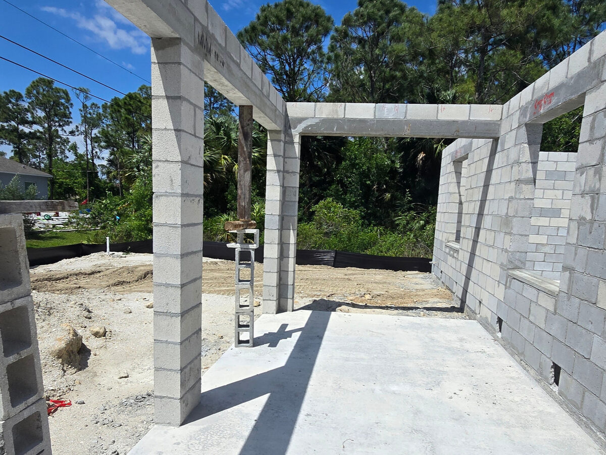 Lanai area with block columns and rear openings